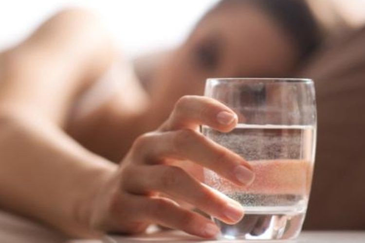 10 Manfaat Minum Air Putih Saat Bangun Tidur